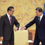 中国 王毅外交部長、韓国 文在寅大統領の握手を拒否
