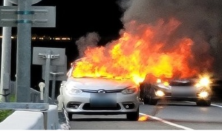 走行中の韓国電気自動車が炎上