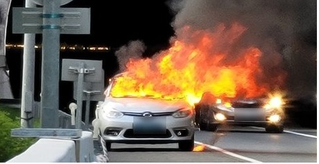 走行中の韓国電気自動車が炎上