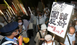 国会前で行われた安倍元首相の国葬中止を求めるデモ
