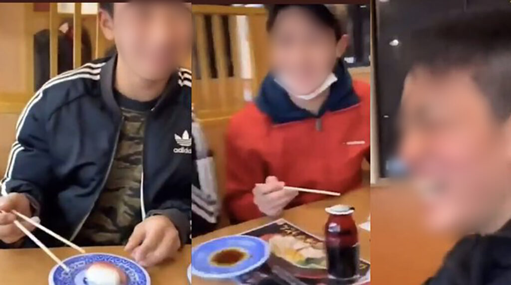 くら寿司で客が皿をレーンに戻す動画