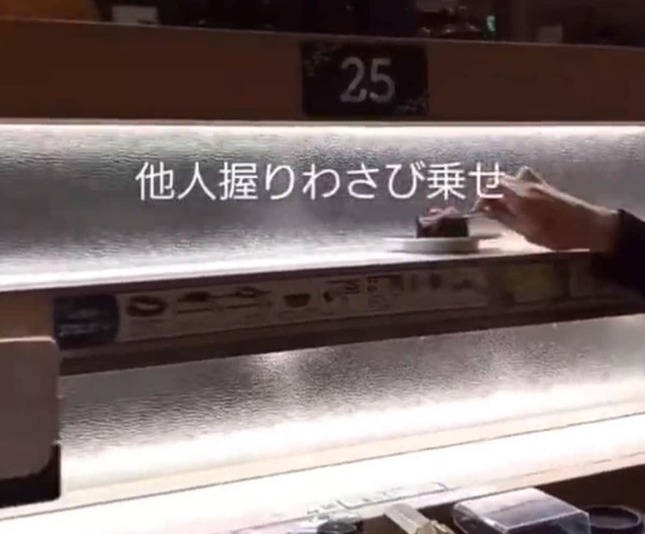 はま寿司で他人の寿司にわさびを乗せる動画