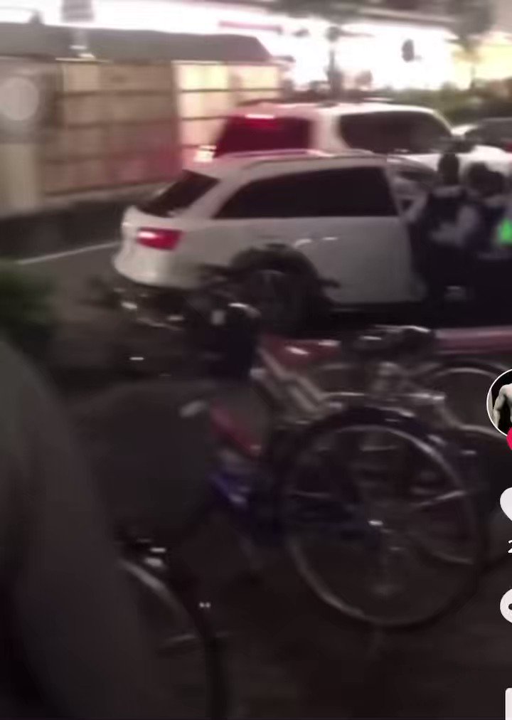 日本です。 グラセフのノリで警察が群がる車を急発進する、迷惑行為