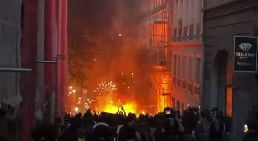 フランス、暴動で燃える