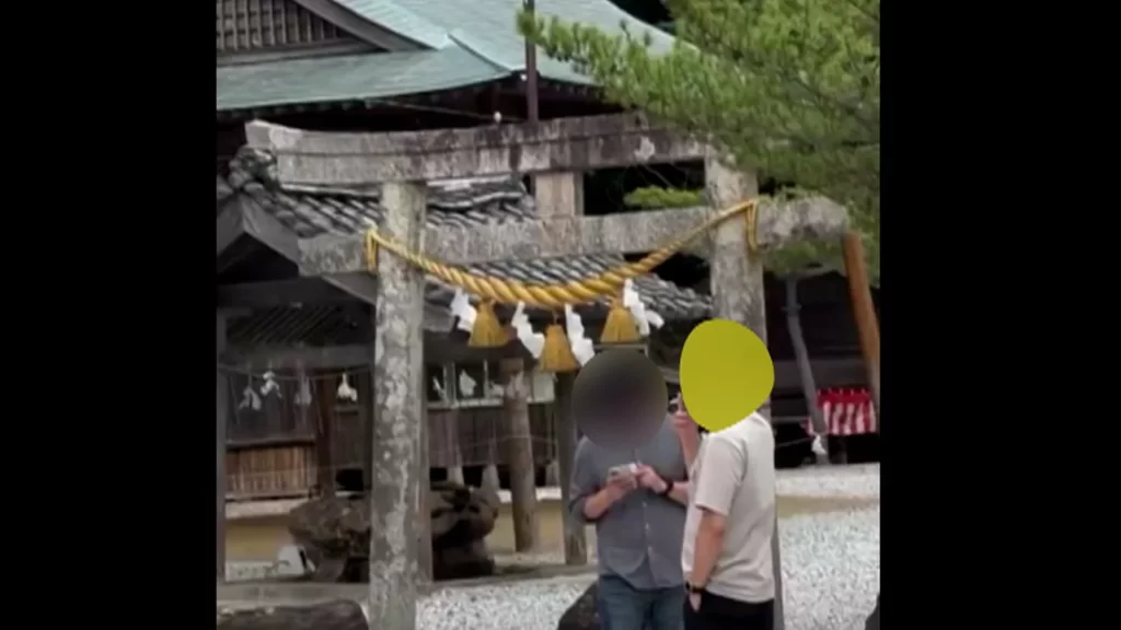 長崎・対馬の和多都美神社で韓国人観光客