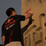 靖国神社の石柱に小便をして落書きした中国人