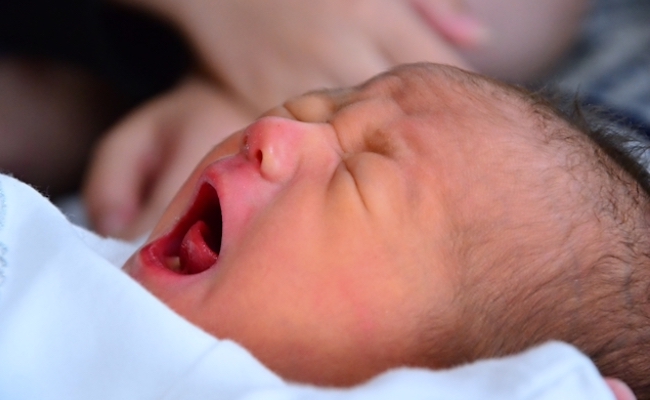 日本の出生数、初の70万人割れ