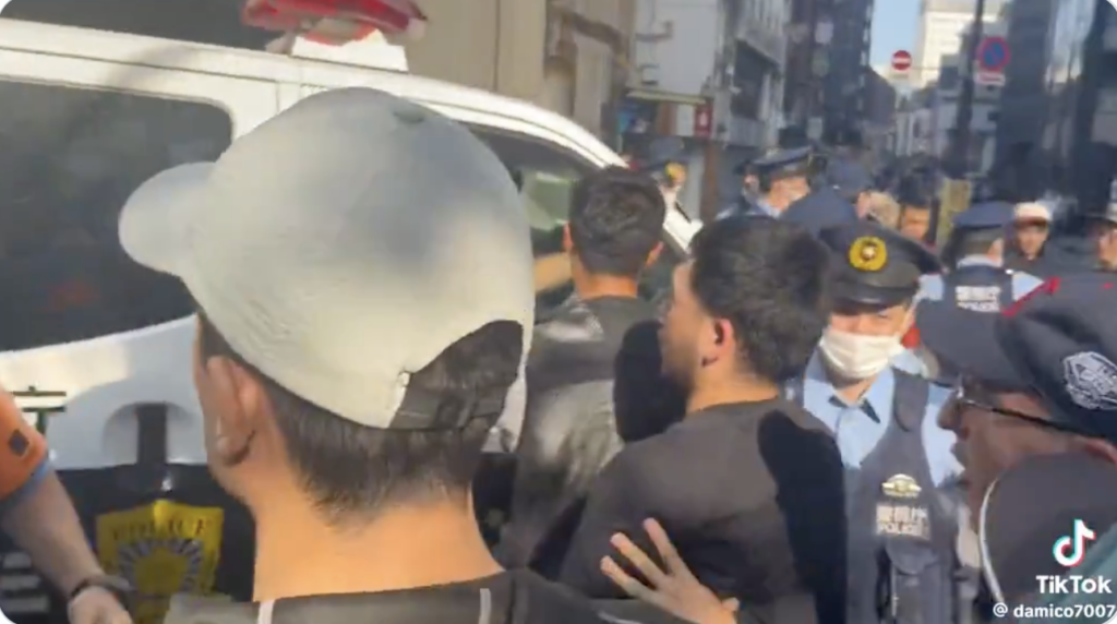 警察官に襲いかかる外国人