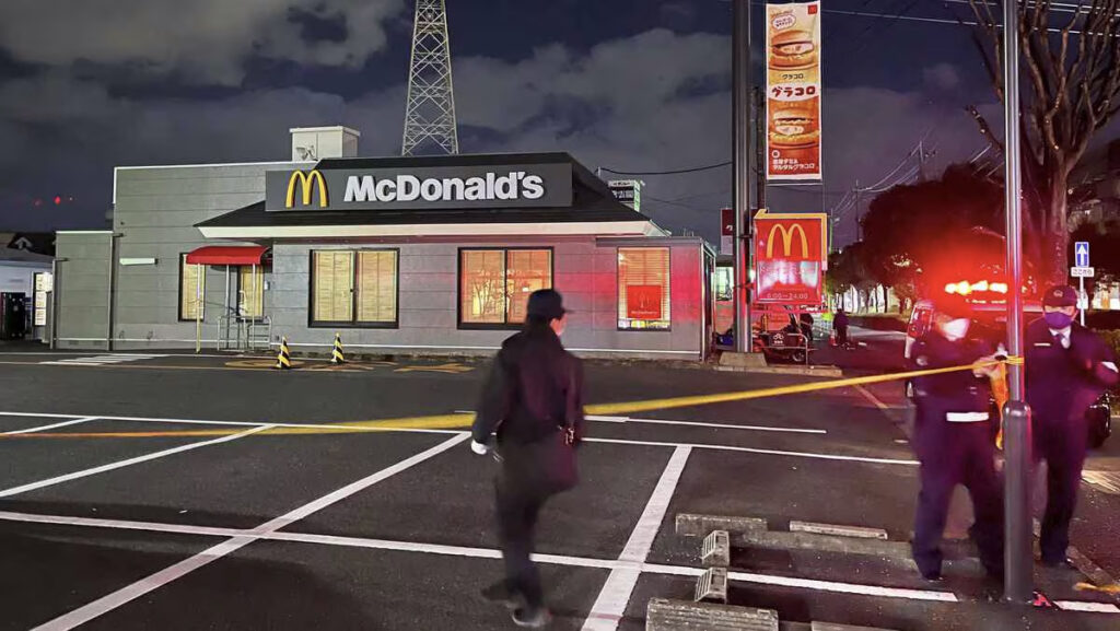 北九州のマクドナルドで中学生2人刺され女性死亡 逃走の男40代か…男子中学生「全く知らない人に刺された」
