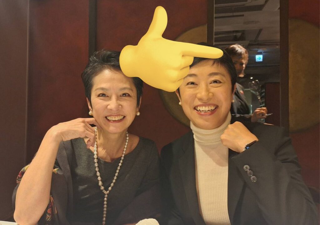 辻元清美議員と蓮舫氏の語り合った2ショット写真