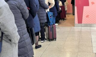 女性トイレ行列