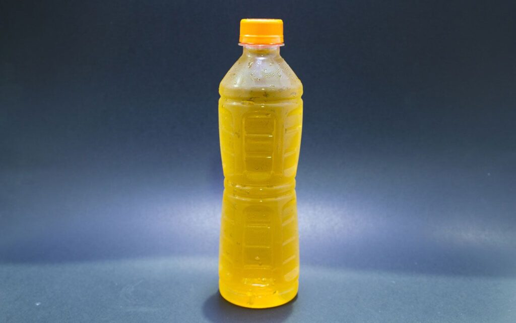 尿入りペットボトル